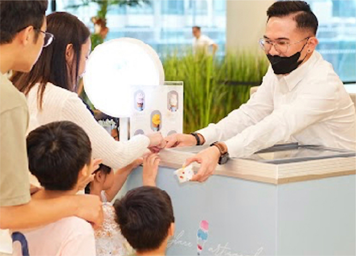 貝力岡工作人員在外燴餐車上發送冰淇淋